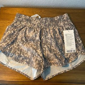 Lululemon Tracker LR short 4” size 8 (lined)